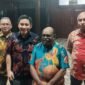 Senior Vice President Sustainable Development PTFI,Nathan Kum (ditengah), usai mengikuti penutupan kegiatan lokakarya pendidikan dasar dan menengah yang diadakan Keuskupan Timika, di Aula Bobaigo, Keuskupan, Jl.Cendrawasih, Timika, Papua Tengah. (Foto: Galeri Papua/Kevin Kurni)