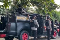 Aparat kepolisian melakukan pengamanan di Kwamki Narama, Mimika, Papua Tengah, pada 1 April 2026. (Foto: Galeri Papua/Endy Langobelen)