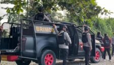 Aparat kepolisian melakukan pengamanan di Kwamki Narama, Mimika, Papua Tengah, pada 1 April 2026. (Foto: Galeri Papua/Endy Langobelen)