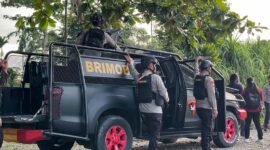 Aparat kepolisian melakukan pengamanan di Kwamki Narama, Mimika, Papua Tengah, pada 1 April 2026. (Foto: Galeri Papua/Endy Langobelen)