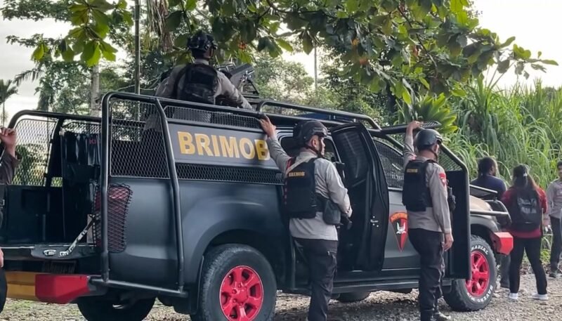 Aparat kepolisian melakukan pengamanan di Kwamki Narama, Mimika, Papua Tengah, pada 1 April 2026. (Foto: Galeri Papua/Endy Langobelen)