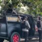 Aparat kepolisian melakukan pengamanan di Kwamki Narama, Mimika, Papua Tengah, pada 1 April 2026. (Foto: Galeri Papua/Endy Langobelen)