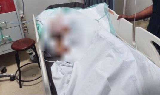 D.P dievakuasi dan dirawat di RSUD Mimika. (Foto: Humas Polres Mimika)