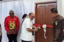 Kajati Papua, Dr. Jefferdian, melakukan pengguntingan pita sebagai tanda diresmikannya dua unit rumah Kejari Mimika yang merupakan hibah dari Pemkab Mimika senilai Rp1,5 miliar, Sabtu (18/4/2026). (Foto: Galeri Papua/Endy Langobelen)