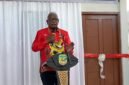 Bupati Mimika, Johannes Rettob, membawakan sambutan dalam kegiatan peresmian dua unit rumah dinas Kejari Mimika di SP3, Jalan Cenderawasih, Timika. (Foto: Galeri Papua/Endy Langobelen)