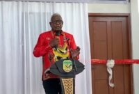 Bupati Mimika, Johannes Rettob, membawakan sambutan dalam kegiatan peresmian dua unit rumah dinas Kejari Mimika di SP3, Jalan Cenderawasih, Timika. (Foto: Galeri Papua/Endy Langobelen)