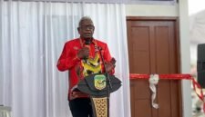 Bupati Mimika, Johannes Rettob, membawakan sambutan dalam kegiatan peresmian dua unit rumah dinas Kejari Mimika di SP3, Jalan Cenderawasih, Timika. (Foto: Galeri Papua/Endy Langobelen)