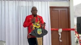 Bupati Mimika, Johannes Rettob, membawakan sambutan dalam kegiatan peresmian dua unit rumah dinas Kejari Mimika di SP3, Jalan Cenderawasih, Timika. (Foto: Galeri Papua/Endy Langobelen)