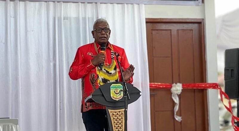Bupati Mimika, Johannes Rettob, membawakan sambutan dalam kegiatan peresmian dua unit rumah dinas Kejari Mimika di SP3, Jalan Cenderawasih, Timika. (Foto: Galeri Papua/Endy Langobelen)