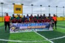Foto bersama mengawali pertandingan pertama Kapolda Cup 2026 di Lapangan Mini Soccer Goldstone Arena, Mimika, Sabtu (18/4/2026). (Foto: Galeri Papua/Ahmad)
