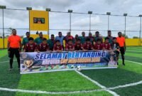 Foto bersama mengawali pertandingan pertama Kapolda Cup 2026 di Lapangan Mini Soccer Goldstone Arena, Mimika, Sabtu (18/4/2026). (Foto: Galeri Papua/Ahmad)