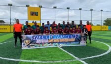 Foto bersama mengawali pertandingan pertama Kapolda Cup 2026 di Lapangan Mini Soccer Goldstone Arena, Mimika, Sabtu (18/4/2026). (Foto: Galeri Papua/Ahmad)