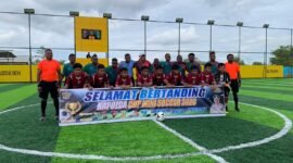 Foto bersama mengawali pertandingan pertama Kapolda Cup 2026 di Lapangan Mini Soccer Goldstone Arena, Mimika, Sabtu (18/4/2026). (Foto: Galeri Papua/Ahmad)