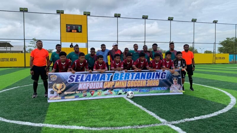 Foto bersama mengawali pertandingan pertama Kapolda Cup 2026 di Lapangan Mini Soccer Goldstone Arena, Mimika, Sabtu (18/4/2026). (Foto: Galeri Papua/Ahmad)