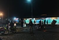 Sejumlah pemuda tawuran di ruas Jalan Yos Sudarso, tepatnya di sekitar SPBU Nawaripi, Sabtu (18/4/2026) malam. (Foto:Galeri Papua/Kevin Kurni)
