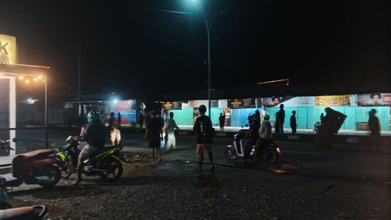 Sejumlah pemuda tawuran di ruas Jalan Yos Sudarso, tepatnya di sekitar SPBU Nawaripi, Sabtu (18/4/2026) malam. (Foto:Galeri Papua/Kevin Kurni)