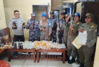 91,7 liter sopi yang diamankan aparat gabungan dalam razia di Pelabuhan Poumako saat kedatangan KM Tatamailau pada Sabtu (18/4/2026). (Foto: Humas Polres Mimika)