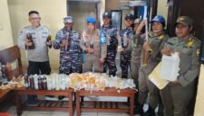 91,7 liter sopi yang diamankan aparat gabungan dalam razia di Pelabuhan Poumako saat kedatangan KM Tatamailau pada Sabtu (18/4/2026). (Foto: Humas Polres Mimika)