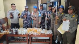 91,7 liter sopi yang diamankan aparat gabungan dalam razia di Pelabuhan Poumako saat kedatangan KM Tatamailau pada Sabtu (18/4/2026). (Foto: Humas Polres Mimika)