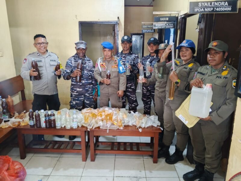 91,7 liter sopi yang diamankan aparat gabungan dalam razia di Pelabuhan Poumako saat kedatangan KM Tatamailau pada Sabtu (18/4/2026). (Foto: Humas Polres Mimika)