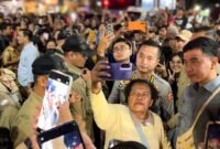 Perempuan asli Papua, Irianti Usior, mengabadikan momennya bersama Wakil Presiden Republik Indonesia, Gibran Rakabuming Raka, di Kabupaten Mimika, Papua Tengah, Senin (20/4/2026). (Foto: Galeri Papua/Endy Langobelen)