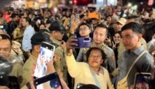 Perempuan asli Papua, Irianti Usior, mengabadikan momennya bersama Wakil Presiden Republik Indonesia, Gibran Rakabuming Raka, di Kabupaten Mimika, Papua Tengah, Senin (20/4/2026). (Foto: Galeri Papua/Endy Langobelen)