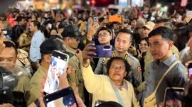 Perempuan asli Papua, Irianti Usior, mengabadikan momennya bersama Wakil Presiden Republik Indonesia, Gibran Rakabuming Raka, di Kabupaten Mimika, Papua Tengah, Senin (20/4/2026). (Foto: Galeri Papua/Endy Langobelen)