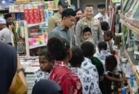 Wakil Presiden RI, Gibran Rakabuming Raka, membelikan paket alat tulis kepada anak-anak yatim di Toko Meriah, Jalan Budi Utomo, Timika, Papua Tengah, Senin (20/4/2026). (Foto: Linda/Porospapua.com)