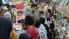 Wakil Presiden RI, Gibran Rakabuming Raka, membelikan paket alat tulis kepada anak-anak yatim di Toko Meriah, Jalan Budi Utomo, Timika, Papua Tengah, Senin (20/4/2026). (Foto: Linda/Porospapua.com)