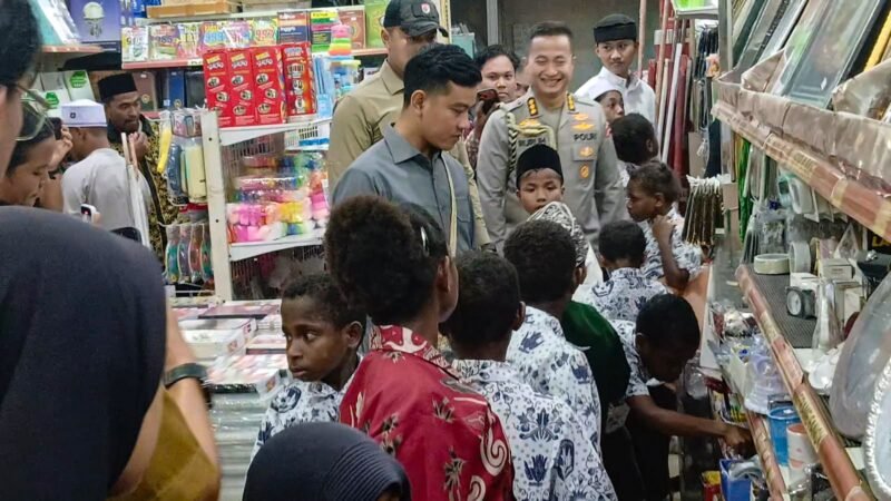 Wakil Presiden RI, Gibran Rakabuming Raka, membelikan paket alat tulis kepada anak-anak yatim di Toko Meriah, Jalan Budi Utomo, Timika, Papua Tengah, Senin (20/4/2026). (Foto: Linda/Porospapua.com)