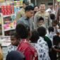 Wakil Presiden RI, Gibran Rakabuming Raka, membelikan paket alat tulis kepada anak-anak yatim di Toko Meriah, Jalan Budi Utomo, Timika, Papua Tengah, Senin (20/4/2026). (Foto: Linda/Porospapua.com)