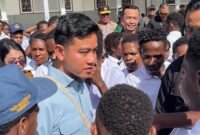 Wakil Presiden RI, Gibran Rakabuming Raka, menemui siswa-siswi di halaman tengah Sekolah Asrama Sentra Pendidikan, Mimika, Papua Tengah, Selasa (21/4/2026). (Foto: Galeri Papua/Endy Langobelen)