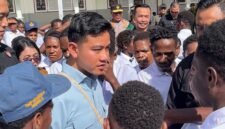 Wakil Presiden RI, Gibran Rakabuming Raka, menemui siswa-siswi di halaman tengah Sekolah Asrama Sentra Pendidikan, Mimika, Papua Tengah, Selasa (21/4/2026). (Foto: Galeri Papua/Endy Langobelen)