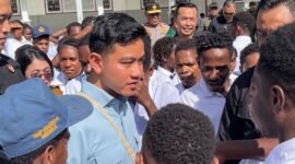 Wakil Presiden RI, Gibran Rakabuming Raka, menemui siswa-siswi di halaman tengah Sekolah Asrama Sentra Pendidikan, Mimika, Papua Tengah, Selasa (21/4/2026). (Foto: Galeri Papua/Endy Langobelen)