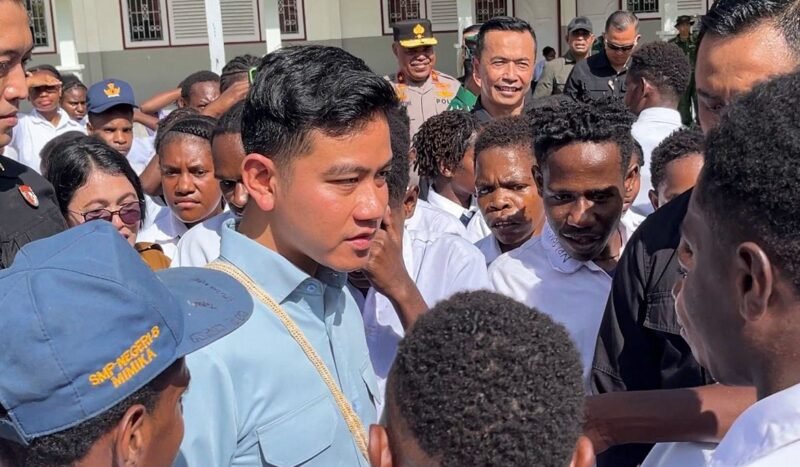 Wakil Presiden RI, Gibran Rakabuming Raka, menemui siswa-siswi di halaman tengah Sekolah Asrama Sentra Pendidikan, Mimika, Papua Tengah, Selasa (21/4/2026). (Foto: Galeri Papua/Endy Langobelen)