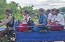 Sejumlah anak sekolah di Kampung Uta 2, Distrik Mimika Barat Tengah, dijemput aparat kepolisian untuk berangkat sekolah. (Foto: Istimewa)