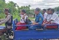 Sejumlah anak sekolah di Kampung Uta 2, Distrik Mimika Barat Tengah, dijemput aparat kepolisian untuk berangkat sekolah. (Foto: Istimewa)