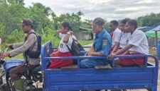 Sejumlah anak sekolah di Kampung Uta 2, Distrik Mimika Barat Tengah, dijemput aparat kepolisian untuk berangkat sekolah. (Foto: Istimewa)