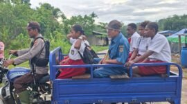 Sejumlah anak sekolah di Kampung Uta 2, Distrik Mimika Barat Tengah, dijemput aparat kepolisian untuk berangkat sekolah. (Foto: Istimewa)