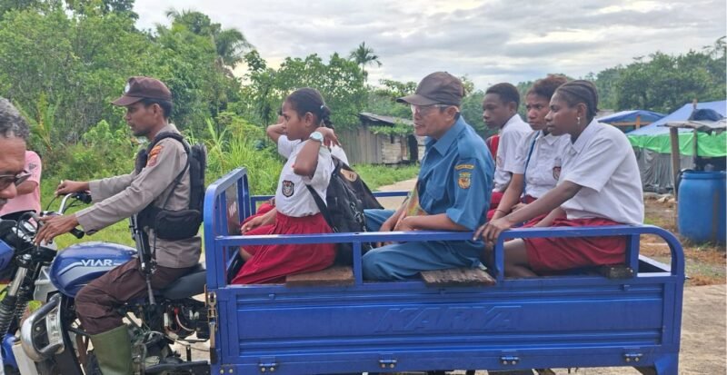 Sejumlah anak sekolah di Kampung Uta 2, Distrik Mimika Barat Tengah, dijemput aparat kepolisian untuk berangkat sekolah. (Foto: Istimewa)