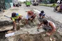 Warga belakang Bengkel Surabaya Motor, Jalan Ahmad Yani, Kelurahan Kebun Sirih, Distrik Mimika Baru, Kabupaten Mimika, Papua Tengah, bergotong royong melakukan penanganan awal perbaikan drainase, Selasa (21/4/2026). (Foto: Galeri Papua/Endy Langobelen)