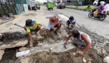 Warga belakang Bengkel Surabaya Motor, Jalan Ahmad Yani, Kelurahan Kebun Sirih, Distrik Mimika Baru, Kabupaten Mimika, Papua Tengah, bergotong royong melakukan penanganan awal perbaikan drainase, Selasa (21/4/2026). (Foto: Galeri Papua/Endy Langobelen)