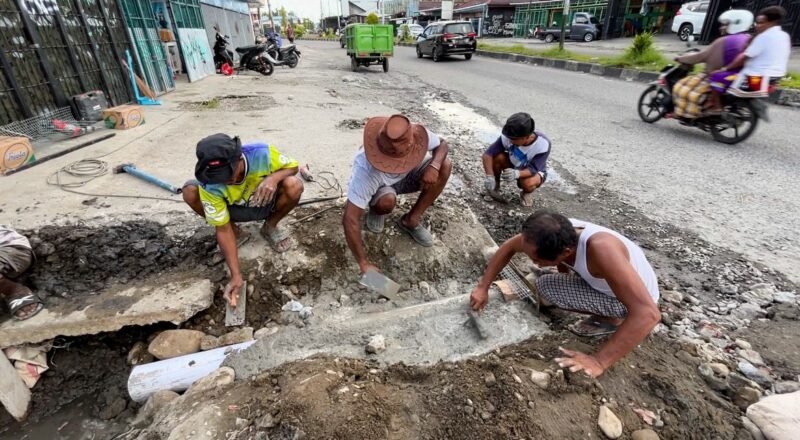Warga belakang Bengkel Surabaya Motor, Jalan Ahmad Yani, Kelurahan Kebun Sirih, Distrik Mimika Baru, Kabupaten Mimika, Papua Tengah, bergotong royong melakukan penanganan awal perbaikan drainase, Selasa (21/4/2026). (Foto: Galeri Papua/Endy Langobelen)