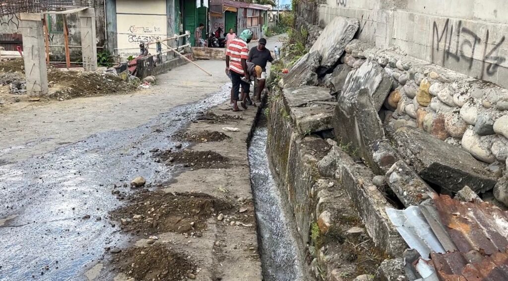 Selokan baru dibuat yang disebut sebagai "arena Tamiya oleh warga belakang Bengkel Surabaya Motor, Jalan Ahmad Yani, Kelurahan Kebun Sirih, Distrik Mimika Baru, Kabupaten Mimika, Papua Tengah. (Foto: Galeri Papua/Endy Langobelen)