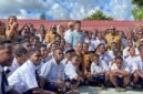 Foto bersama Wakil Presiden Republik Indonesia, Gibran Rakabuming Raka, bersama siswa-siswi beserta guru-guru di Sekolah Sentra Pendidikan Mimika, Selasa (21/4/2026). (Foto: Galeri Papua/Endy Langobelen)