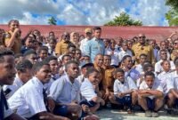 Foto bersama Wakil Presiden Republik Indonesia, Gibran Rakabuming Raka, bersama siswa-siswi beserta guru-guru di Sekolah Sentra Pendidikan Mimika, Selasa (21/4/2026). (Foto: Galeri Papua/Endy Langobelen)
