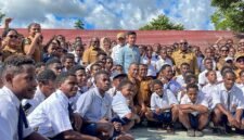 Foto bersama Wakil Presiden Republik Indonesia, Gibran Rakabuming Raka, bersama siswa-siswi beserta guru-guru di Sekolah Sentra Pendidikan Mimika, Selasa (21/4/2026). (Foto: Galeri Papua/Endy Langobelen)