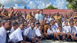 Foto bersama Wakil Presiden Republik Indonesia, Gibran Rakabuming Raka, bersama siswa-siswi beserta guru-guru di Sekolah Sentra Pendidikan Mimika, Selasa (21/4/2026). (Foto: Galeri Papua/Endy Langobelen)