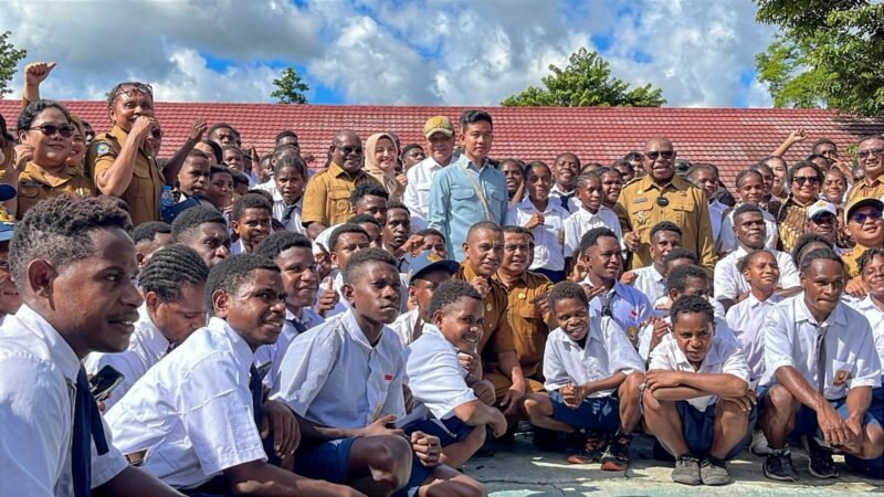 Foto bersama Wakil Presiden Republik Indonesia, Gibran Rakabuming Raka, bersama siswa-siswi beserta guru-guru di Sekolah Sentra Pendidikan Mimika, Selasa (21/4/2026). (Foto: Galeri Papua/Endy Langobelen)