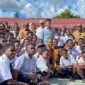 Foto bersama Wakil Presiden Republik Indonesia, Gibran Rakabuming Raka, bersama siswa-siswi beserta guru-guru di Sekolah Sentra Pendidikan Mimika, Selasa (21/4/2026). (Foto: Galeri Papua/Endy Langobelen)